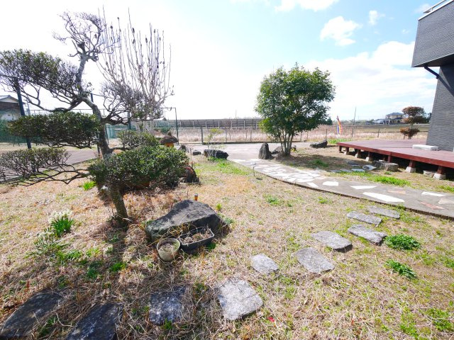 大網白里市南今泉　中古戸建の庭|敷地約473坪 平成29年4月築3LDK+別棟平屋+車庫+テニスコート付 白里海水浴場徒歩約18分