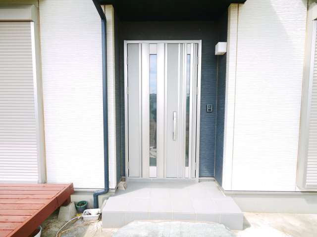 大網白里市南今泉　中古戸建の玄関|敷地約473坪 平成29年4月築3LDK+別棟平屋+車庫+テニスコート付 白里海水浴場徒歩約18分