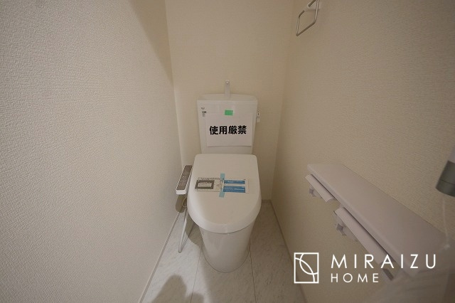 【トイレ】 | 空気の換気と窓からの光の明るさに配慮した清潔感のあるトイレ、ご自分の好きなアロマや芳香剤を置いて落ち着く空間を演出、一人になれる空間ですから、リラックスしたいですね。