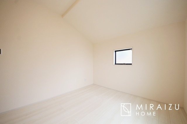 【子供部屋】 | お子様のお部屋にも主寝室にも使えますね。窓が二面についていますので採光もばっちり、空気の入れ替えもOK！自分のお部屋を持ちたいお子様の夢を叶えます！