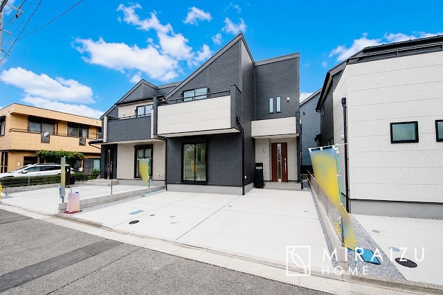 【外観】 | 青く澄み渡った綺麗な空と、陽の光をたっぷりと受ける、そんな新築住宅で新生活をスタートしてみませんか？見学・ご相談等、ミライズホーム(株)までお気軽にご連絡下さい。