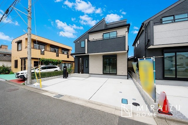 【外観】 | 青く澄み渡った綺麗な空と、陽の光をたっぷりと受ける、そんな新築住宅で新生活をスタートしてみませんか？見学・ご相談等、ミライズホーム(株)までお気軽にご連絡下さい。