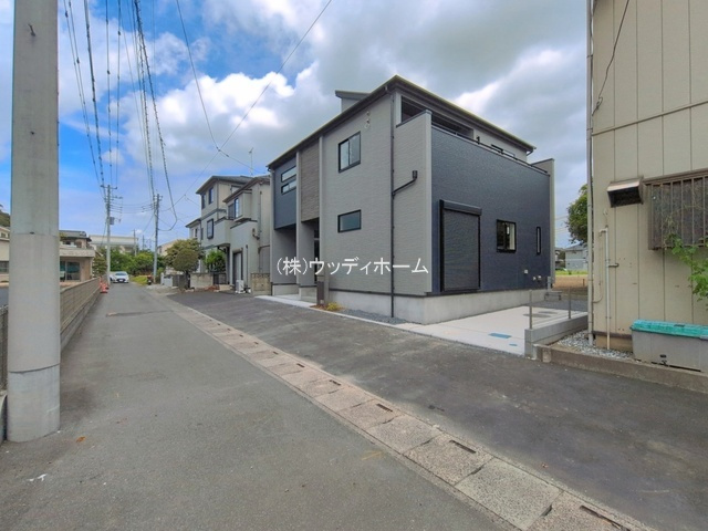 越谷市相模町6丁目　新築一戸建ての前面道路含む現地写真