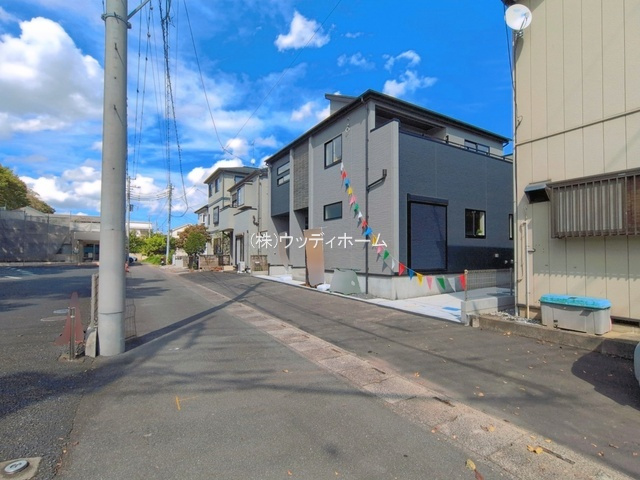越谷市相模町6丁目　新築一戸建ての前面道路含む現地写真