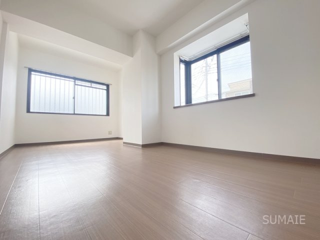 グランパレス堀口の洋室|角部屋2面採光です！