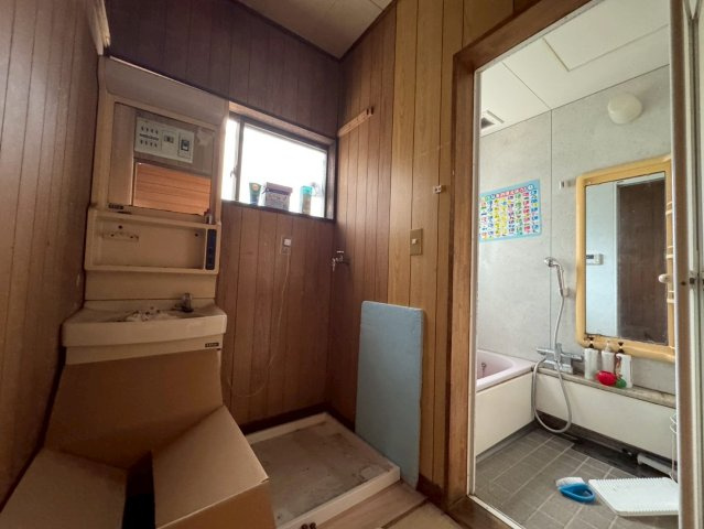 -三丁目不動産-　深谷市岡1丁目　昭和57年築の洗面所