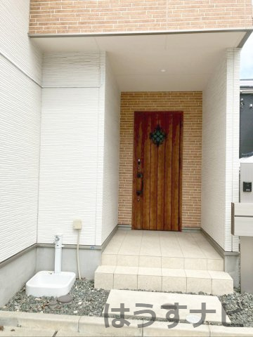 福岡市博多区千代5丁目　中古戸建の玄関|悪天候時でも快適に出入りができる屋根付きの玄関ポーチです！