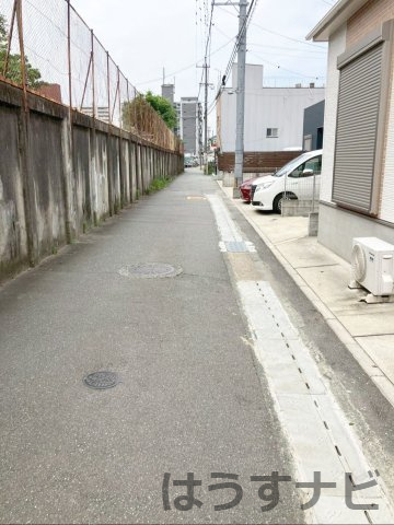 福岡市博多区千代5丁目　中古戸建の前面道路含む現地写真|前面道路幅員：4ｍ（セットバック済）