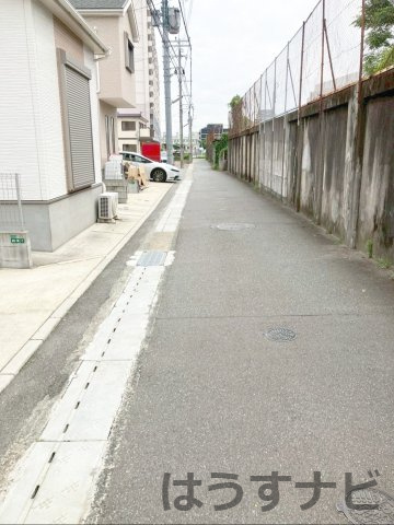 福岡市博多区千代5丁目　中古戸建の前面道路含む現地写真|前面道路幅員：4ｍ（セットバック済）
