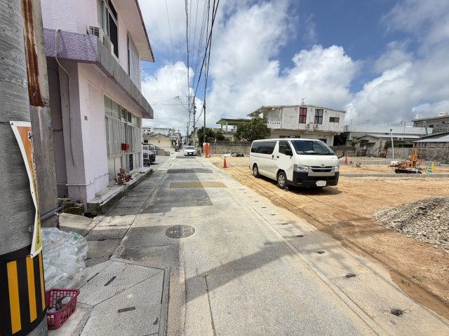 うるま市石川白浜2期（全3棟）3号棟の前面道路含む現地写真|※南東側公道4.1m♪