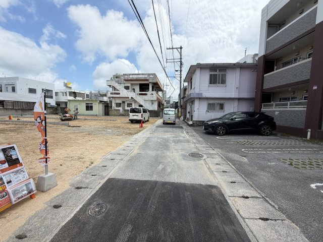 うるま市石川白浜2期（全3棟）3号棟の前面道路含む現地写真|※南東側公道4.1m♪