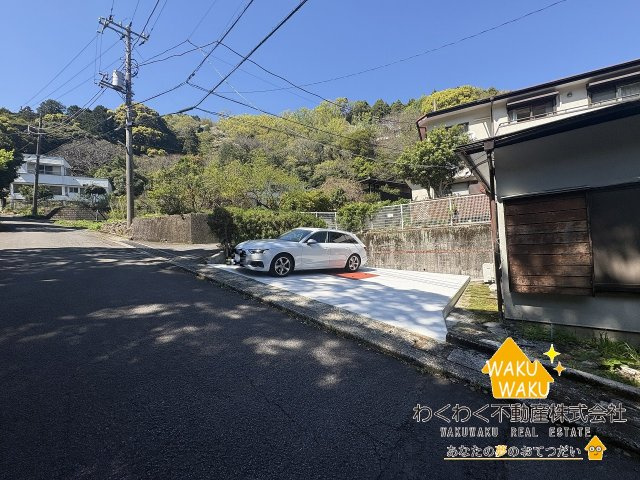 中古戸建の前面道路含む現地写真