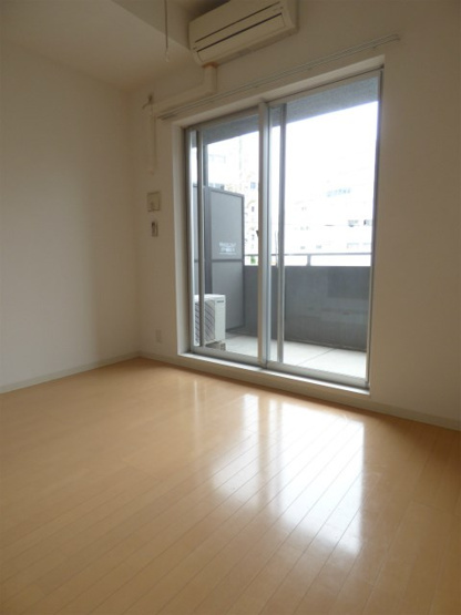 ※床と建具の色が異なります。