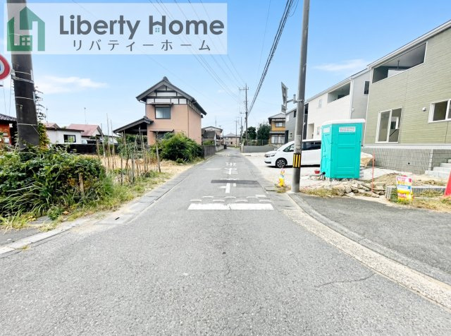 龍ケ崎市白羽第11　新築戸建　2号棟の前面道路含む現地写真