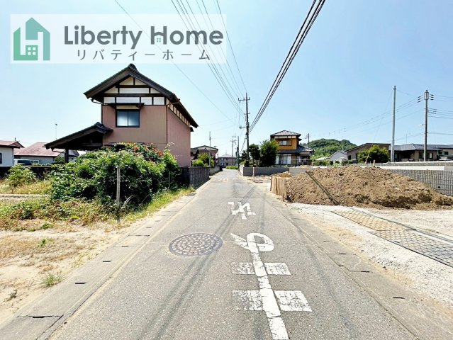 龍ケ崎市白羽第11　新築戸建　2号棟の前面道路含む現地写真