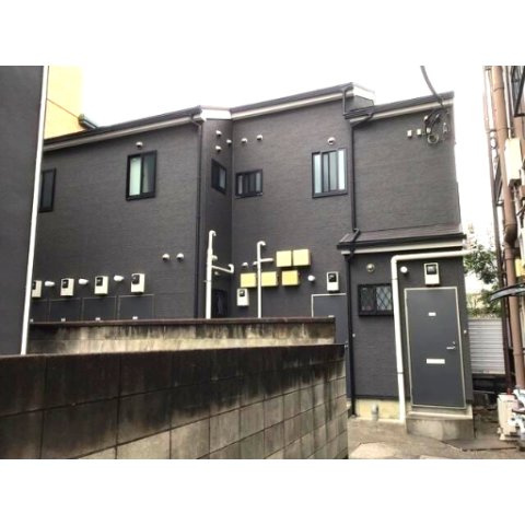 足立区新田１丁目のアパートのエントランス