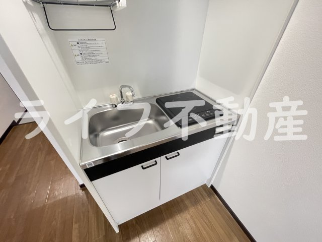 エクセレント小若江のキッチン|コンパクトなキッチンで掃除もラクラク