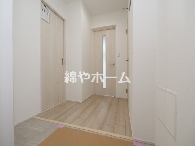 フジパレス エン Ⅲ号館の玄関|収納もある玄関です