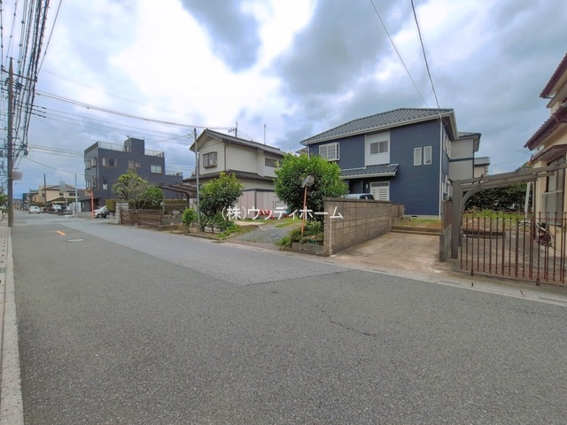 春日部市粕壁東6丁目　中古一戸建ての前面道路含む現地写真