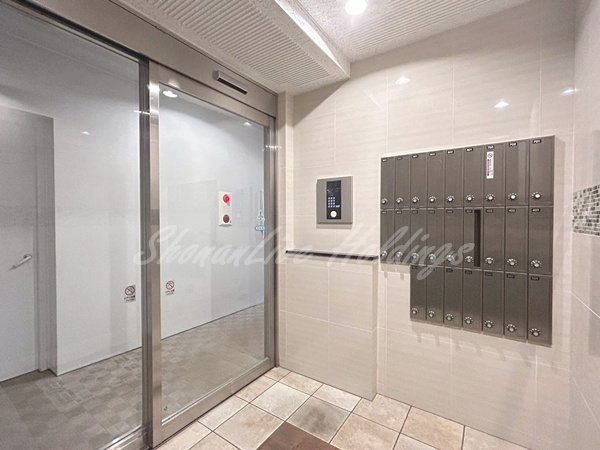 横浜市南区二葉町２丁目の賃貸マンションのエントランス