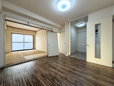 【居間・リビング】 | ネオコーポ北加賀屋 | お部屋の真ん中にダイニングキッチンがあるので、家族と顔を合わす時間が増えますね♪ 