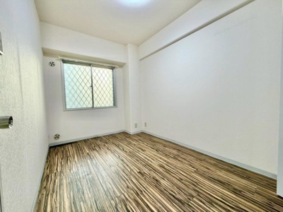 【洋室】 | ネオコーポ北加賀屋 | 全室クロス張替え・フロアタイル張替えますよ！綺麗な壁や床で室内が明るくなりますね！爽やかな気分でお過ごしいただけますよ♪