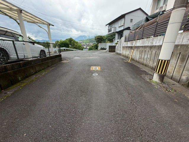 大分県別府市平道　カーポート付　2LDKの前面道路含む現地写真