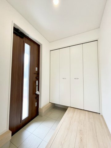 長野市西尾張部第４の玄関|玄関ホールはお買い物の手荷物など楽々おける広さです♪