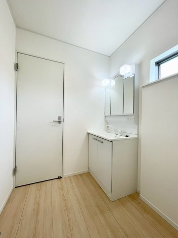長野市西尾張部第４の独立洗面台|洗濯機を置いても余裕の広さ！鏡の裏には収納スペース付き！