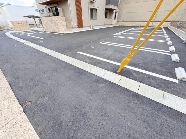 チェリーカーサ西原の駐車場