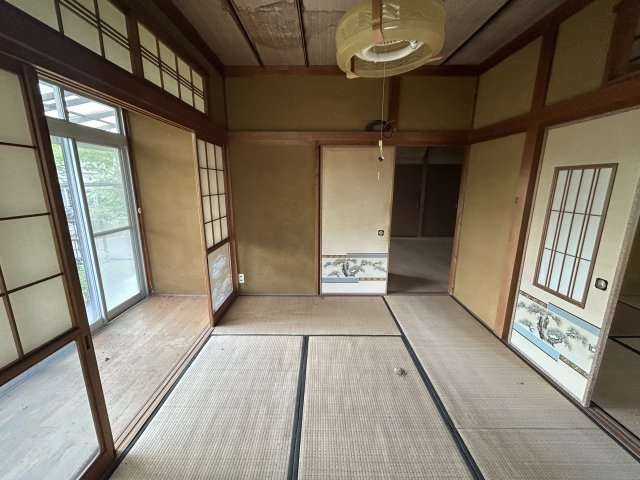 石川県金沢市若松町ツ 中古戸建　～金沢大までアクセス良好！自然に囲まれた環境～の和室|庭を眺められる広縁があり、休憩スペースに重宝します