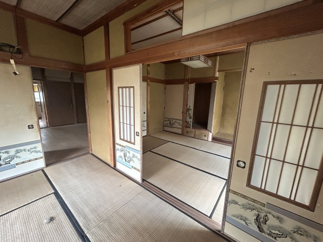石川県金沢市若松町ツ 中古戸建　～金沢大までアクセス良好！自然に囲まれた環境～の和室|襖を開放すれば隣の和室と一体の広い空間として活用可能です