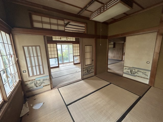石川県金沢市若松町ツ 中古戸建　～金沢大までアクセス良好！自然に囲まれた環境～の和室|続き間の間取りのため、大人数の集まりや客間としても利用可能