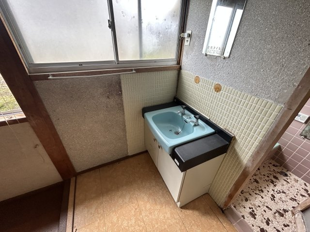 石川県金沢市若松町ツ 中古戸建　～金沢大までアクセス良好！自然に囲まれた環境～の洗面所|脱衣スペースもあります