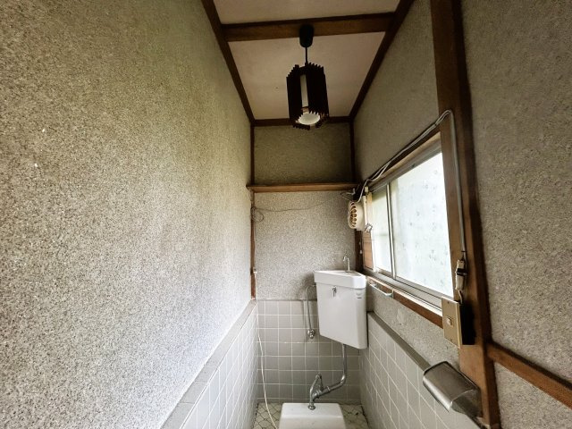 石川県金沢市若松町ツ 中古戸建　～金沢大までアクセス良好！自然に囲まれた環境～のトイレ|コンパクトで使いやすいトイレです