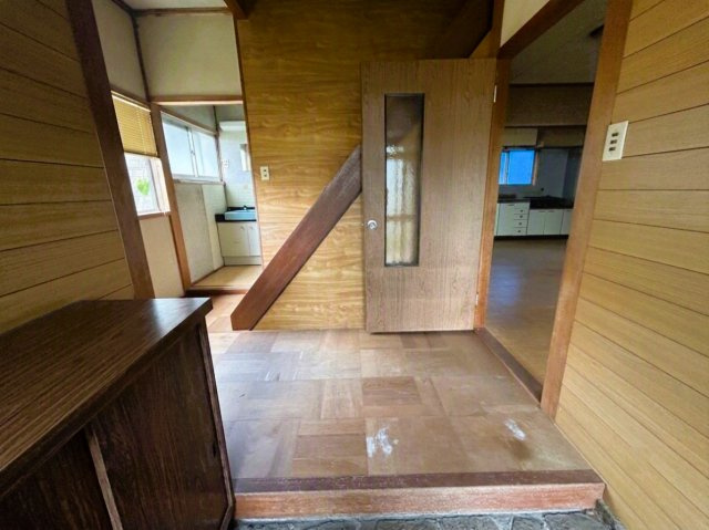 石川県金沢市若松町ツ 中古戸建　～金沢大までアクセス良好！自然に囲まれた環境～の玄関|奥の洗面所へ直通できる動線で、帰宅後の手洗いもスムーズです