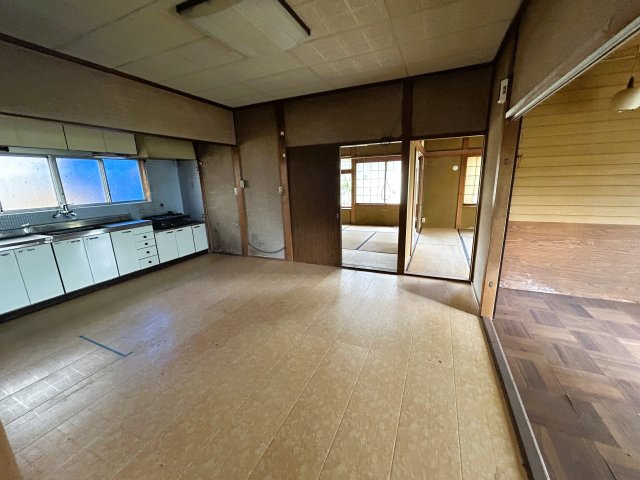 石川県金沢市若松町ツ 中古戸建　～金沢大までアクセス良好！自然に囲まれた環境～の居間・リビング|お手入れしやすい床材で、ダイニングセットも配置しやすいです