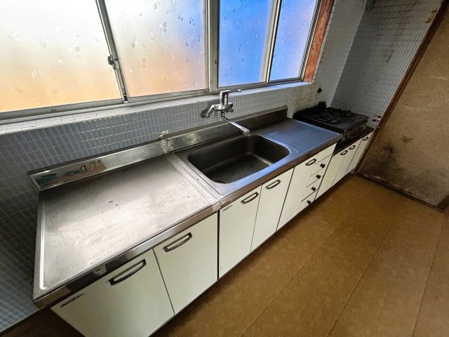 石川県金沢市若松町ツ 中古戸建　～金沢大までアクセス良好！自然に囲まれた環境～のキッチン|窓があり調理中の煙やにおいもスムーズに換気可能