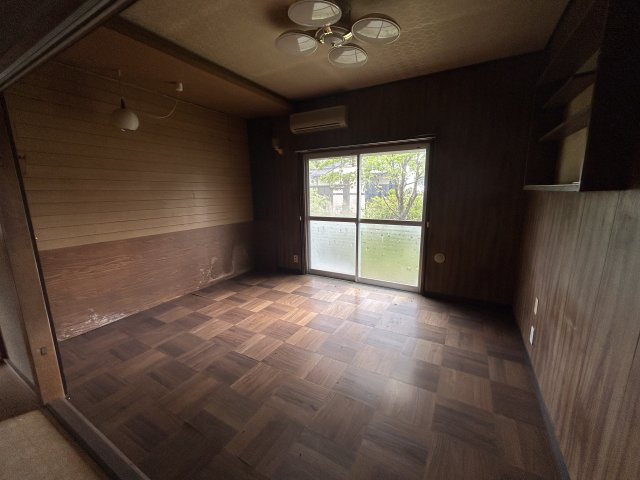 石川県金沢市若松町ツ 中古戸建　～金沢大までアクセス良好！自然に囲まれた環境～の洋室|リビング横の開口部から繋がる間取りで一体の空間として使えます