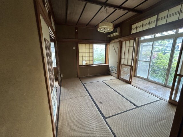 石川県金沢市若松町ツ 中古戸建　～金沢大までアクセス良好！自然に囲まれた環境～の和室|広縁と窓を設けており、心地よい風が通り抜け換気も快適に行える