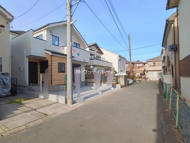 越谷市千間台東11期　新築一戸建ての前面道路含む現地写真