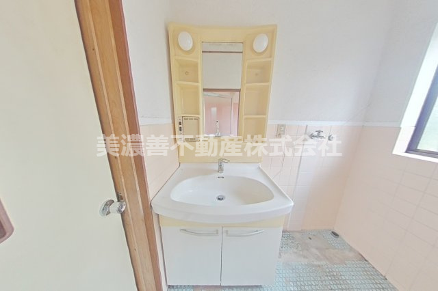 ６４４６４　岐阜市芥見影山２丁目中古戸建ての洗面所