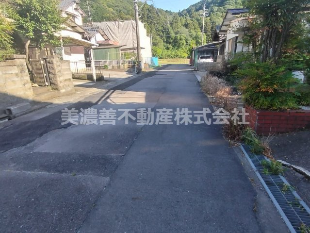 ６４４６４　岐阜市芥見影山２丁目中古戸建ての前面道路含む現地写真