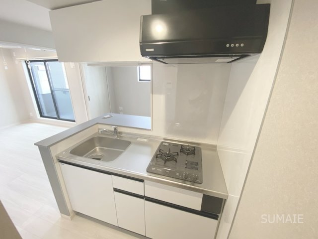 太陽と月の調和 ＬＵＮＡＲＥ元町のキッチン|吊戸棚付きで収納力あります！