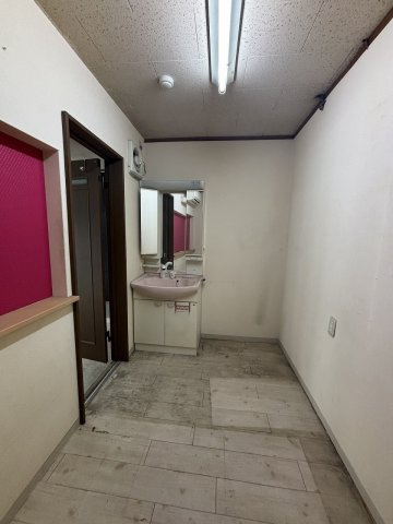 丸信センターのロビー