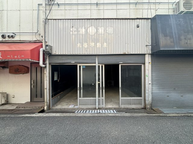 丸信センターの外観
