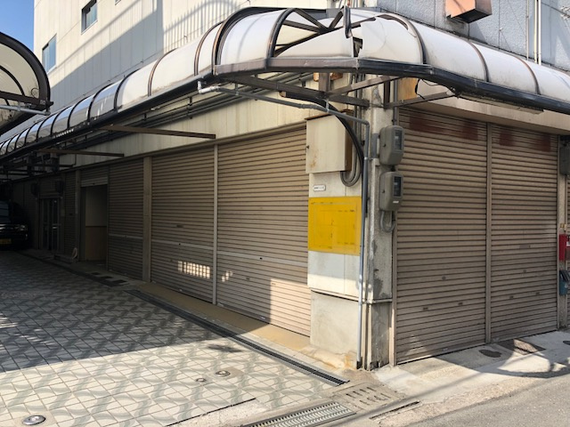 丸信センターの外観