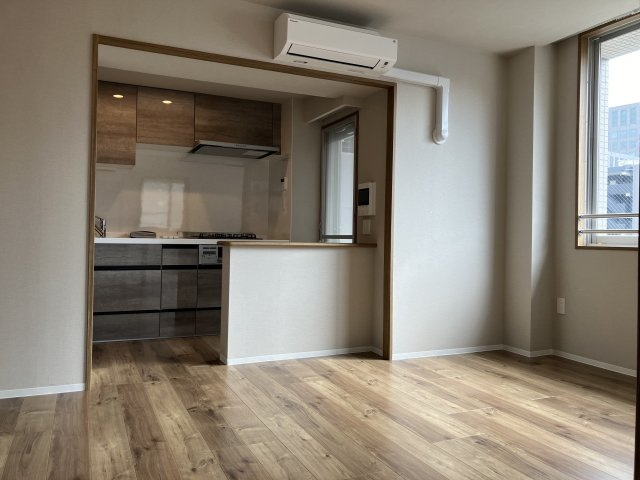 【居間・リビング】 | プライムアーバン新川 | ※参考写真　フローリングの色味が異なります
