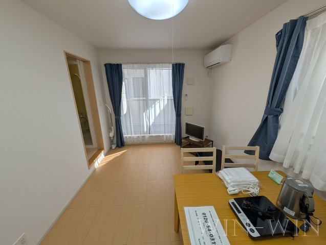 メゾンミニョンの居間・リビング|イメージ（同建物内別部屋の写真です）