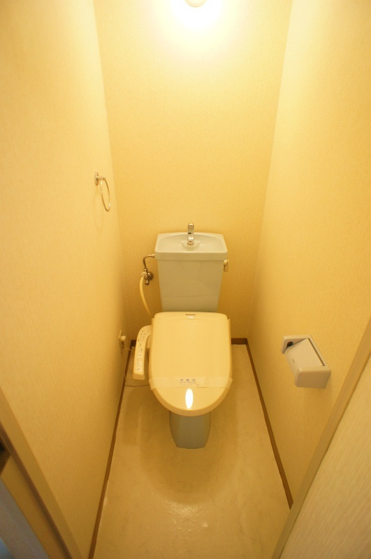 サンセーヌ六ツ門のトイレ|落ち着いた色調のトイレです※別号室の写真です